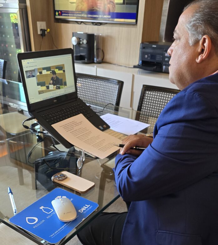 Senador Eduardo Gomes participa de reunião virtual com parlamentares e especialistas europeus para debater regulamentação da Inteligência Artificial.