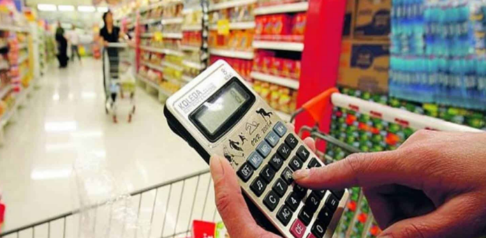 Consumidores verificam preços de itens da cesta básica em supermercado de Araguaína; variações chegam a 213%.