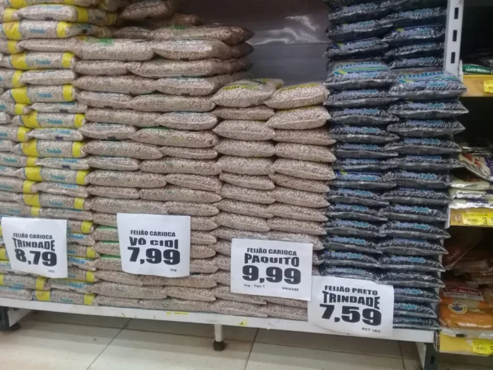 Consumidores em supermercados de Palmas e Goiânia enfrentam alta no preço do feijão, que já chega a R$ 10,67 o quilo em algumas regiões.