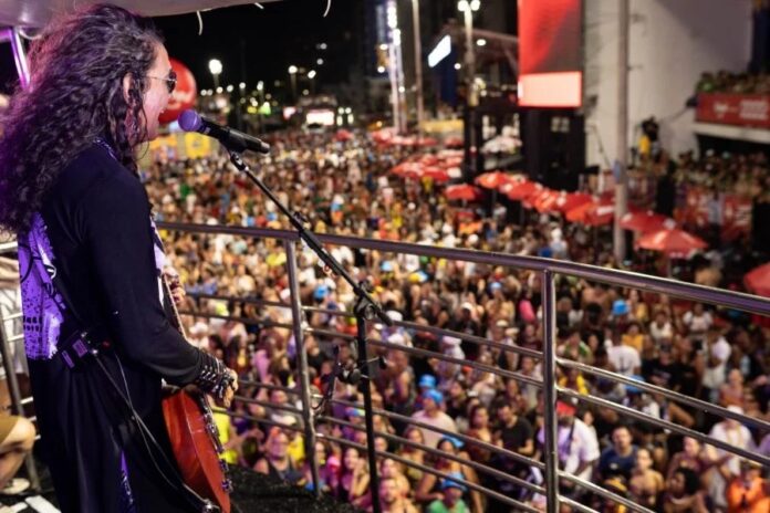 Luiz Caldas levanta a multidão no circuito Barra-Ondina e celebra os 40 anos do Axé Music com um show eletrizante no Carnaval de Salvador 2025