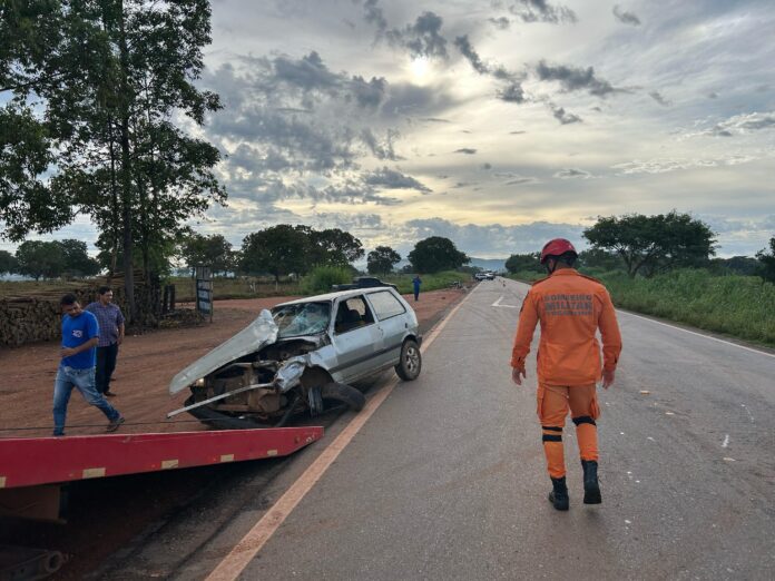 Equipes de resgate atendem vítimas de colisão entre carro e motocicleta na TO-080. Passageira da moto teve fraturas e foi encaminhada ao hospital.