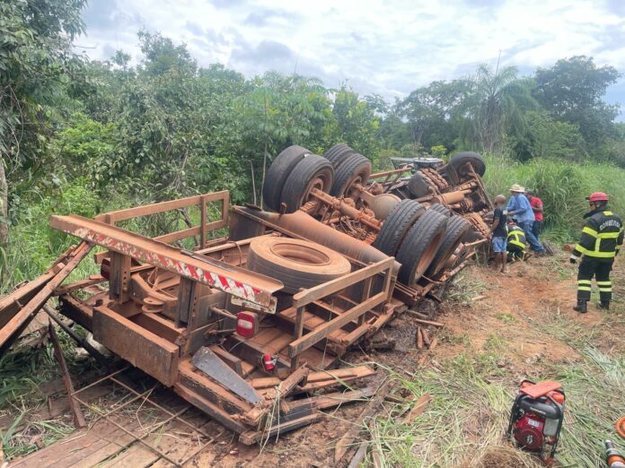 Colisão entre dois caminhões e um Fiat Uno na TO-050 mobiliza equipes de resgate. Bombeiros atuam no salvamento de carga viva presa sob os veículos.