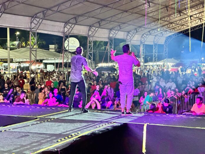 Público lota a Praça dos Girassóis na quarta noite do Carnaval do Tocantins, embalado por uma mistura de ritmos e muita animação