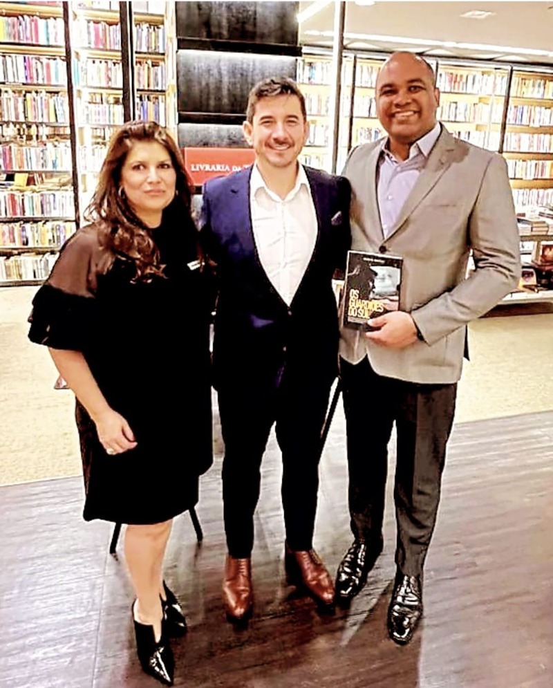 João Costa prestigia o lançamento do livro “Os Guardiões do Sul”, de Marcio Alves Martins em São Paulo