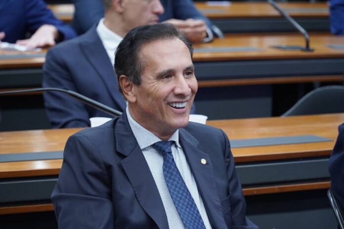 Deputado Carlos Gaguim durante sessão solene na Câmara dos Deputados, em Brasília, em homenagem aos 120 anos do Grupo Energisa.