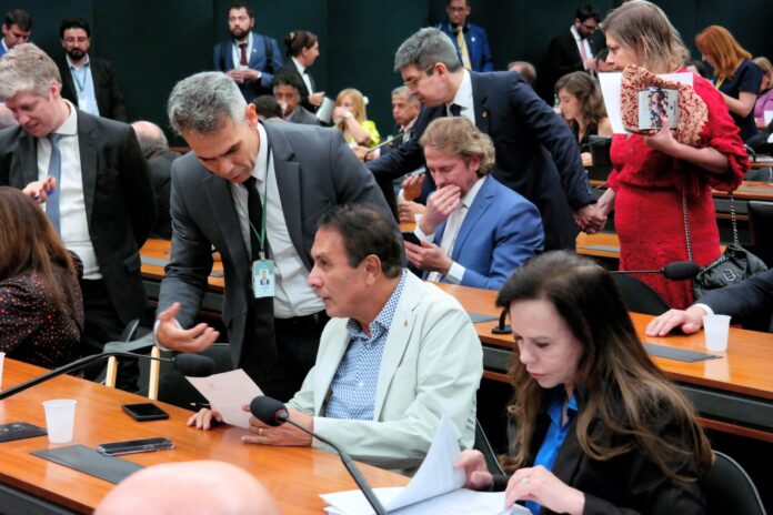 “Garantir banheiros é garantir humanidade” — a frase do deputado Carlos Gaguim (União-TO) resume o espírito do Projeto de Lei nº 302/2024, que está em análise na Câmara dos Deputados.