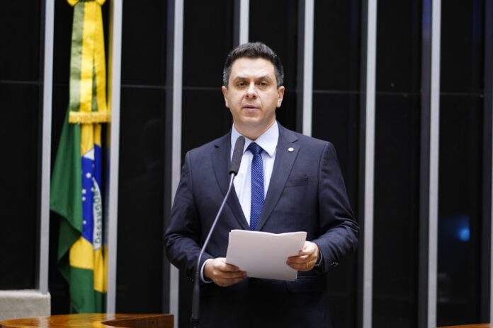 Tiago Dimas volta à Câmara dos Deputados após decisão do STF que aplicou nova regra das sobras eleitorais. Tocantinense havia ficado de fora em 2022, mesmo com mais de 42 mil votos.