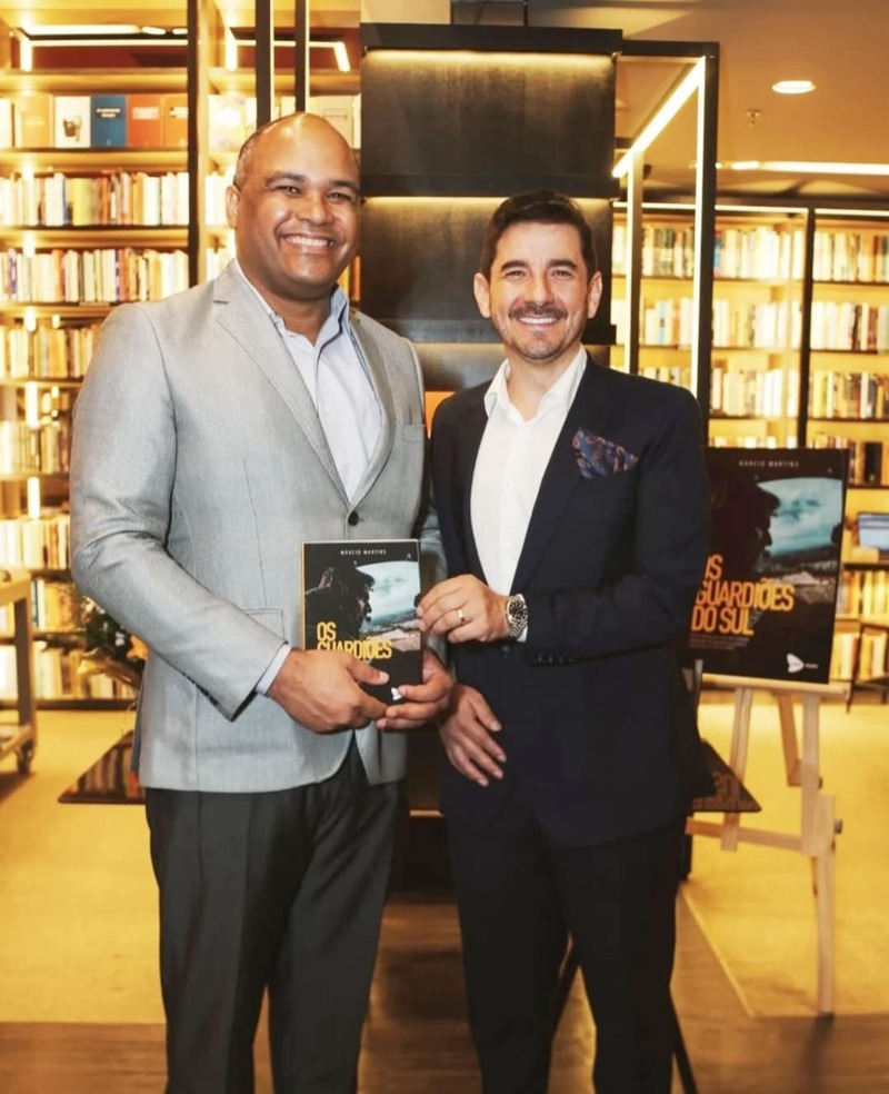João Costa prestigia o lançamento do livro “Os Guardiões do Sul”, de Marcio Alves Martins em São Paulo