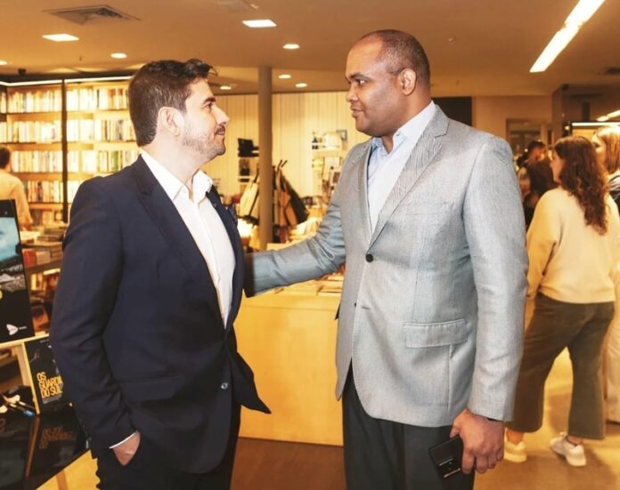 João Costa prestigia o lançamento do livro “Os Guardiões do Sul”, de Marcio Alves Martins em São Paulo