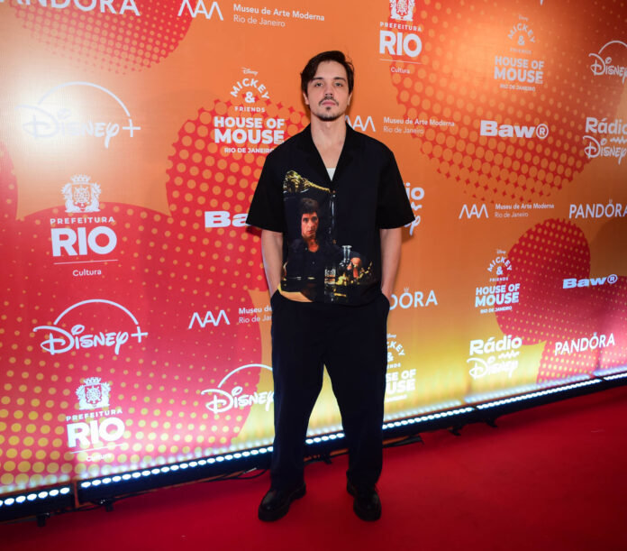 Léo Cidade chega ao Museu de Arte Moderna do Rio de Janeiro para o evento da campanha global Mickey & Amigos. Foto: Webert Belicio / Agnews