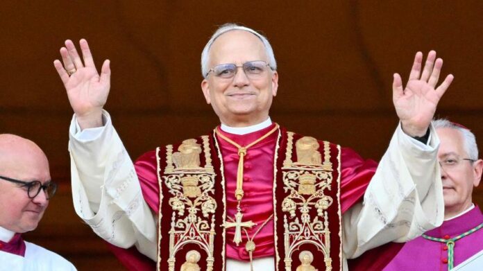 Papa Leão XIV saúda fiéis na Praça São Pedro, em seu primeiro discurso como pontífice, após eleição histórica no Vaticano.