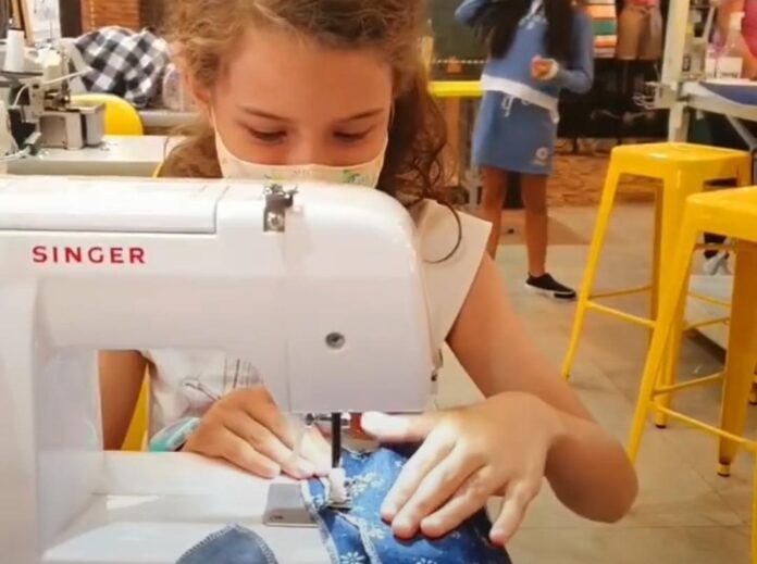 Férias com afeto e criatividade! No Clube de Costura, em Goiânia, crianças aprendem a fazer roupas para bonecas — e até vestidos sob medida para si mesmas. Uma experiência lúdica que une imaginação, habilidade e muita fofura.