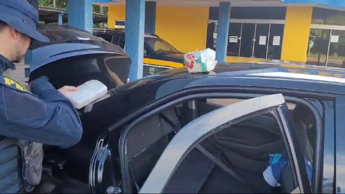 Homem de 37 anos foi detido pela PRF em Guaraí durante fiscalização na BR-153; ele tinha mandado de prisão em aberto por pensão alimentícia.
