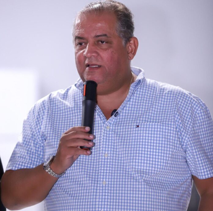 Senador Eduardo Gomes durante visita técnica ao Projeto Rio Formoso, em Formoso do Araguaia; emenda de R$ 6 milhões vai viabilizar recuperação de barragens e fortalecer a agricultura irrigada no Tocantins.