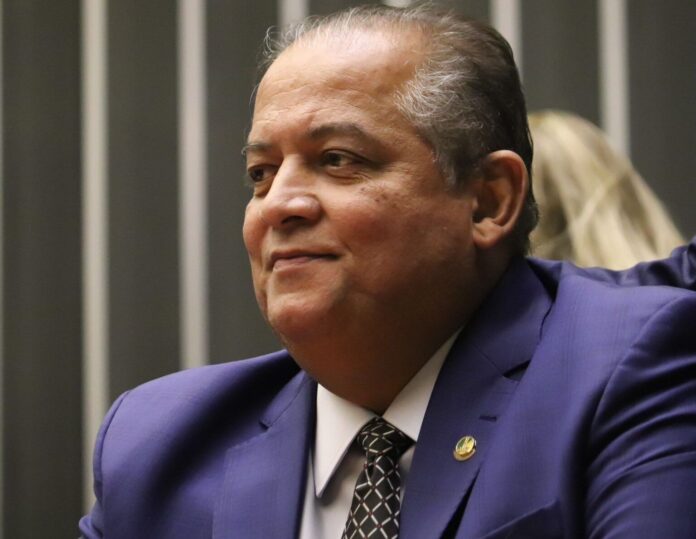 Senador Eduardo Gomes destina R$ 5,2 milhões à saúde em 15 municípios do Tocantins, com foco na atenção primária e apoio ao paciente.