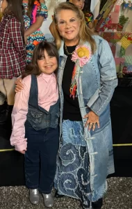 Nádia Bacchi, mãe de Karina Bacci, convida Sandy Mel e sua turma para festa junina da ONG florescer