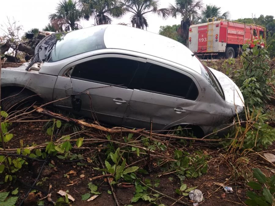 Homem perde o controle da direção capota o carro