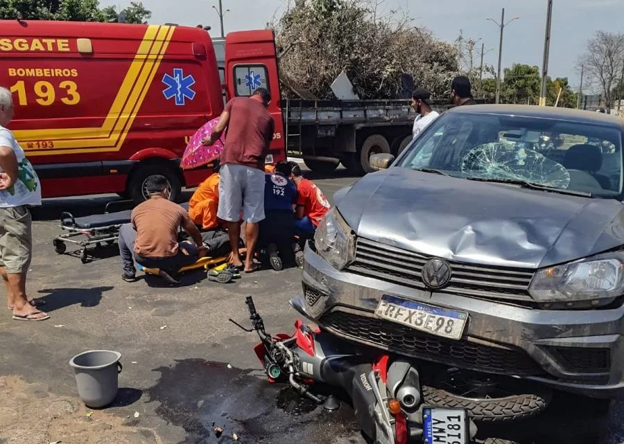 Motociclista é atendido por bombeiros militares em Gurupi após colisão com veículo de passeio
