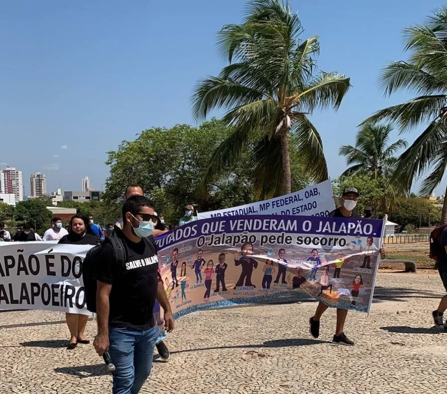 Clima esquentou! Empresários e Quilombolas fazem protesto contra a concessão do parque do Jalapão; Manifestante se estranha com PM