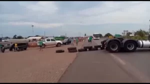 Caminhoneiros bloqueiam pelo menos trÃªs pontos da BR-153 no Tocantins