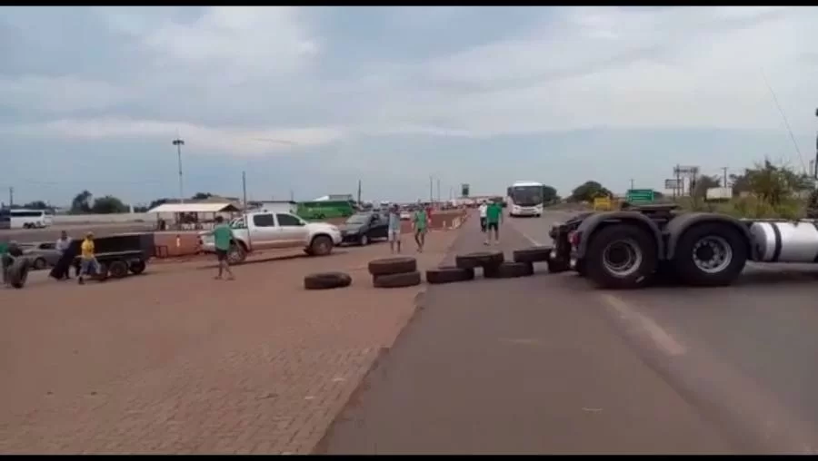 Caminhoneiros bloqueiam pelo menos trÃªs pontos da BR-153 no Tocantins