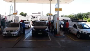 Cidades Tocantinenses registram filas quilométricas para abastecimento de produtos em Supermercados e petróleo em Postos de Gasolina