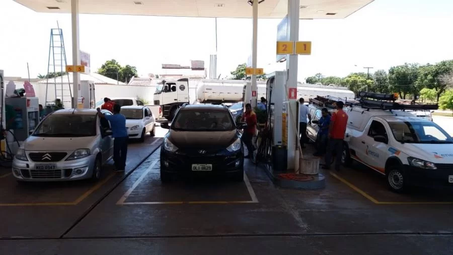 Cidades Tocantinenses registram filas quilométricas para abastecimento de produtos em Supermercados e petróleo em Postos de Gasolina