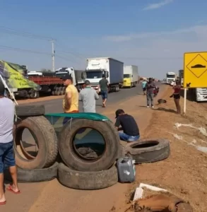 Caminhoneiros no Tocantins aderem manifestos e impede passagem em várias cidades: TrÃªs continuam com bloqueios