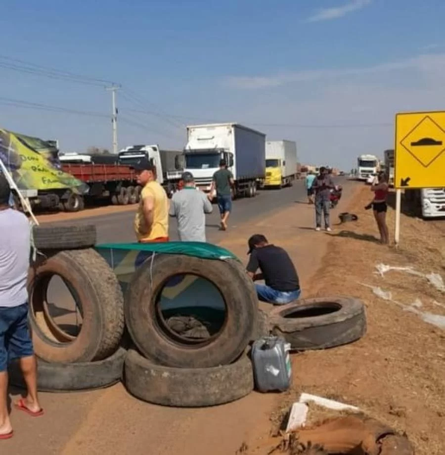 Caminhoneiros no Tocantins aderem manifestos e impede passagem em várias cidades: TrÃªs continuam com bloqueios