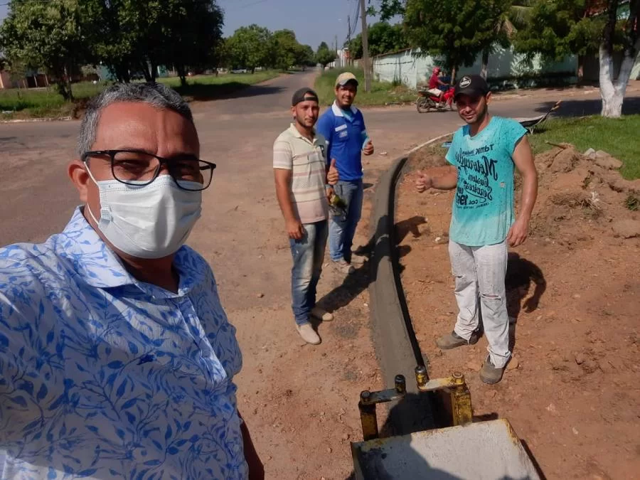 Município de Bernardo Sayão realiza construção de meios-fios; Prefeito acompanha pessoalmente