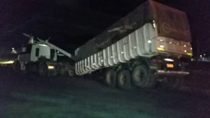 Caminhão bate em poste, que atinge cabine e fere motorista em Gurupi