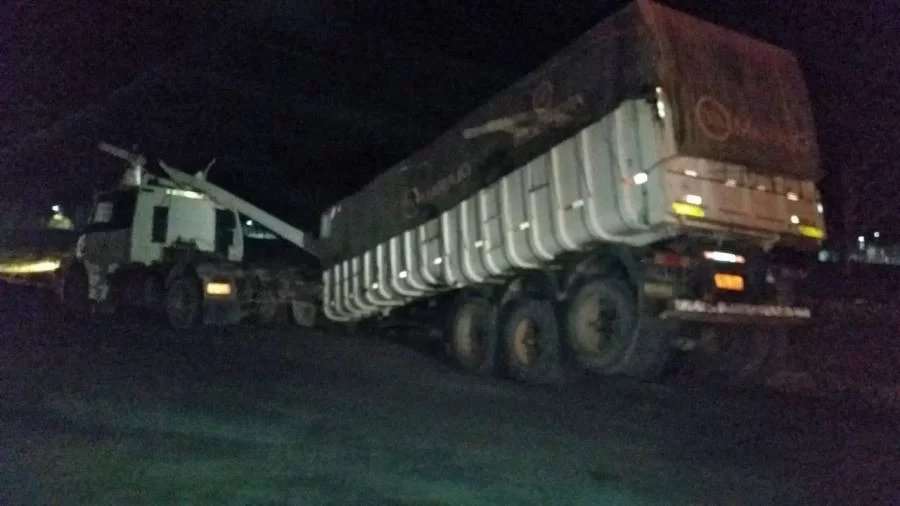 Caminhão bate em poste, que atinge cabine e fere motorista em Gurupi