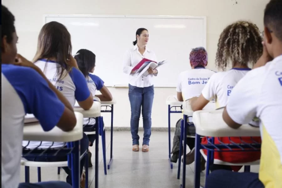 Prefeitura de Araguaína sanciona lei que determina que as aulas da Educação Básica voltem a ser presenciais, mesmo durante a pandemia