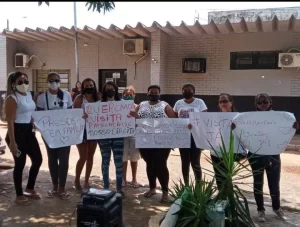 Grupo de mulheres cobram o retorno das visitas presencias em presídios