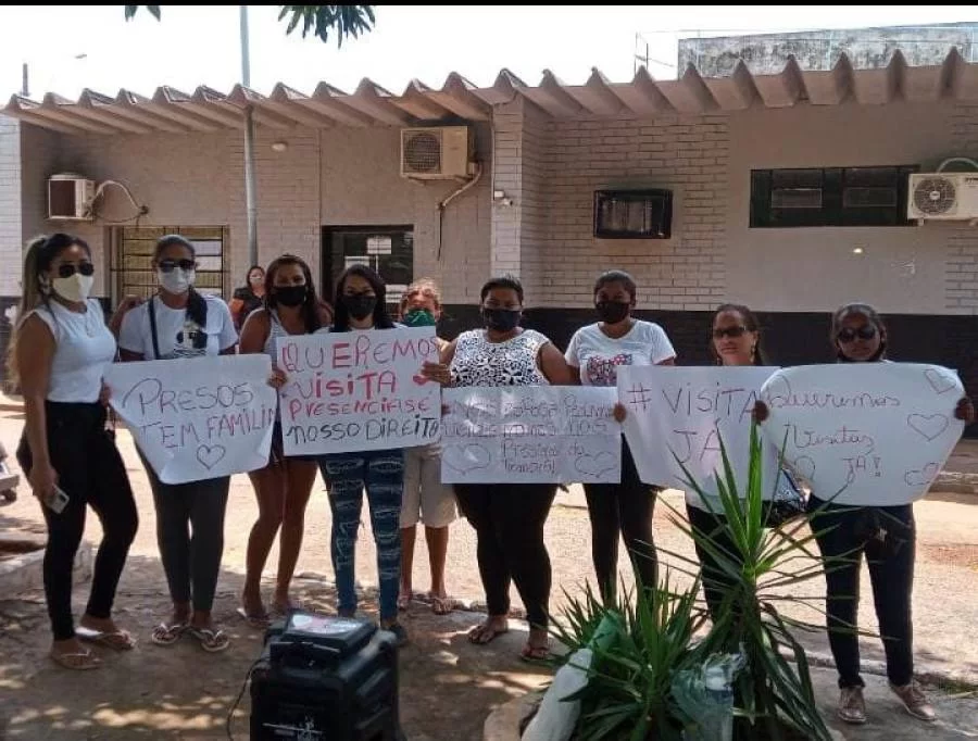 Grupo de mulheres cobram o retorno das visitas presencias em presídios