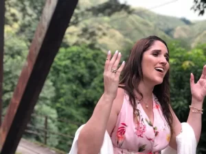 Tatiane Nunes lanÃÂ§a clipe da canÃÂ§ÃÂ£o "Diante das ProvaÃÂ§ÃÂµes"