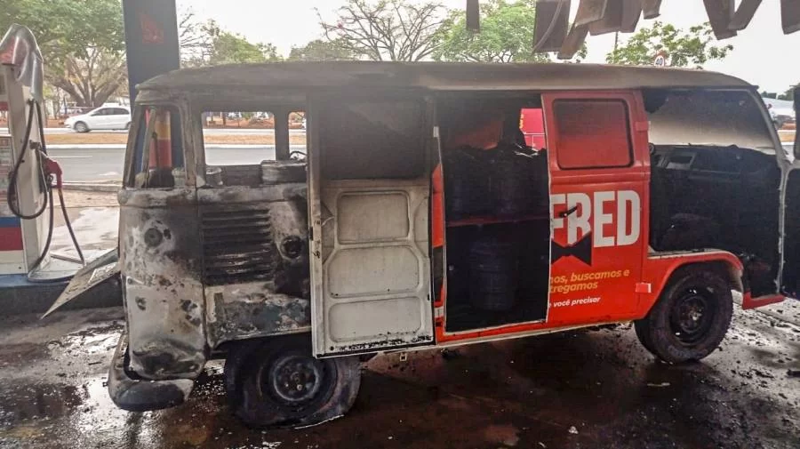 Kombi pega fogo ao lado de bomba de combustível após abastecimento