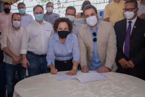 Josi Nunes comemora assinatura do contrato para o armazenamento de minério