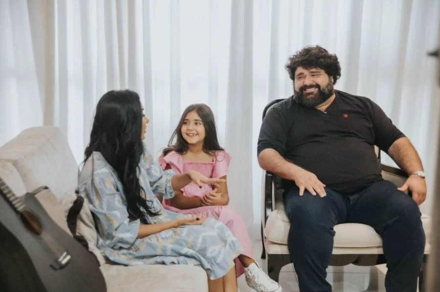 Filha de Fabiano Menotti lança clipe 'puro e simples' no Youtube