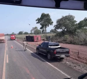 Dois passageiros morrem e outros dois ficam feridos após ônibus tombar na TO-336, próximo a Couto Magalhães