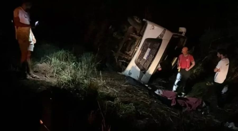 Veículo que transportava atletas tomba em rodovia; Seduc informa que veículo está todo regular