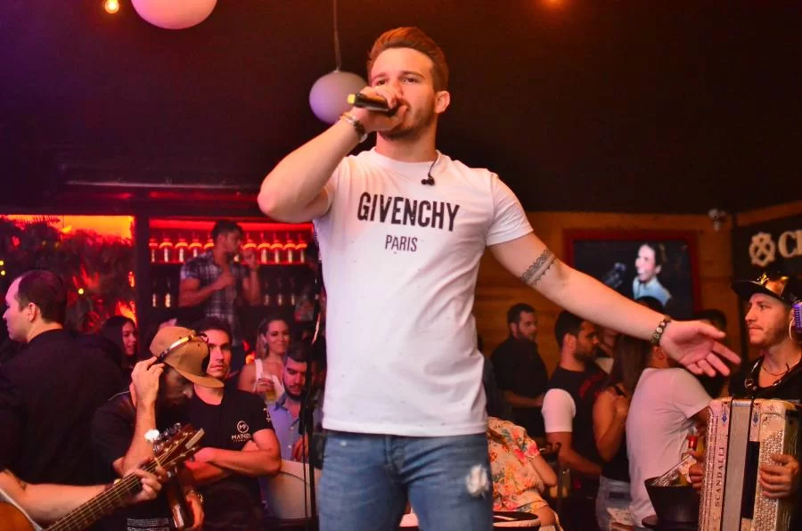 Matheus Fernandes emplaca 2 músicas entre as mais tocadas no país; Artista se apresenta hoje no Tocantins