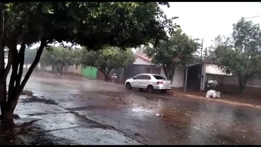 Chuva forte em Colinas do Tocantins neste feriado, volta a causar pequenos estragos em imóveis