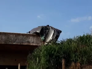 Carro capota e fica pendurado no guarda-corpo de uma ponte na TO-335 em Colinas; Apesar do susto motorista passa bem