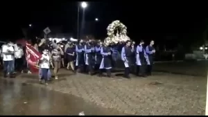 Fiéis mesmo debaixo de chuva realizam procissão de Nossa Senhora Aparecida