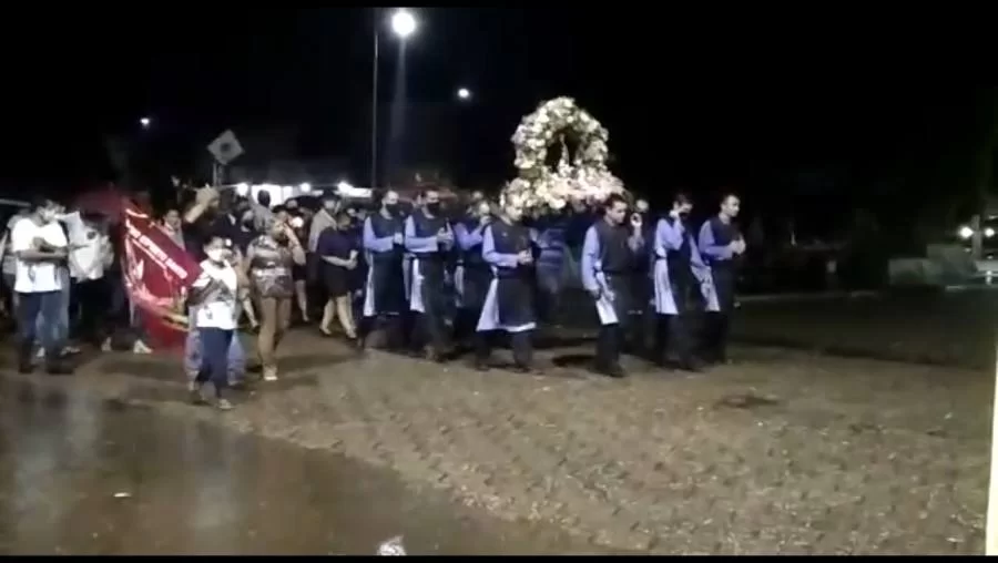 Fiéis mesmo debaixo de chuva realizam procissão de Nossa Senhora Aparecida