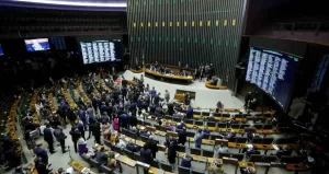 CÃ¢mara aprova valor fixo para cobrança de ICMS sobre combustíveis; saiba como seu deputado votou