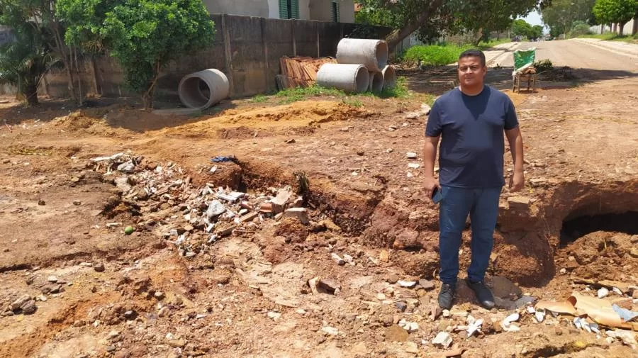 Vereador Leandro Coutinho cobra manutenção de ruas e avenidas esburacadas, pagamento de progressões a servidores e saúde de qualidade em Colinas