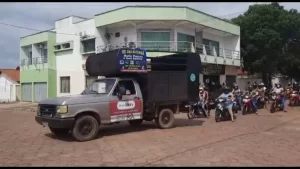 Servidores da educação cobram em carreata por ruas e avenidas de Colinas pagamento do piso; Paço reafirma que PCCR está desatualizado