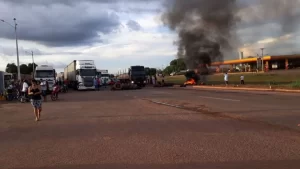 Caminhoneiros fecham parte da rodovia BR-153 em Colinas do Tocantins em ato de protesto